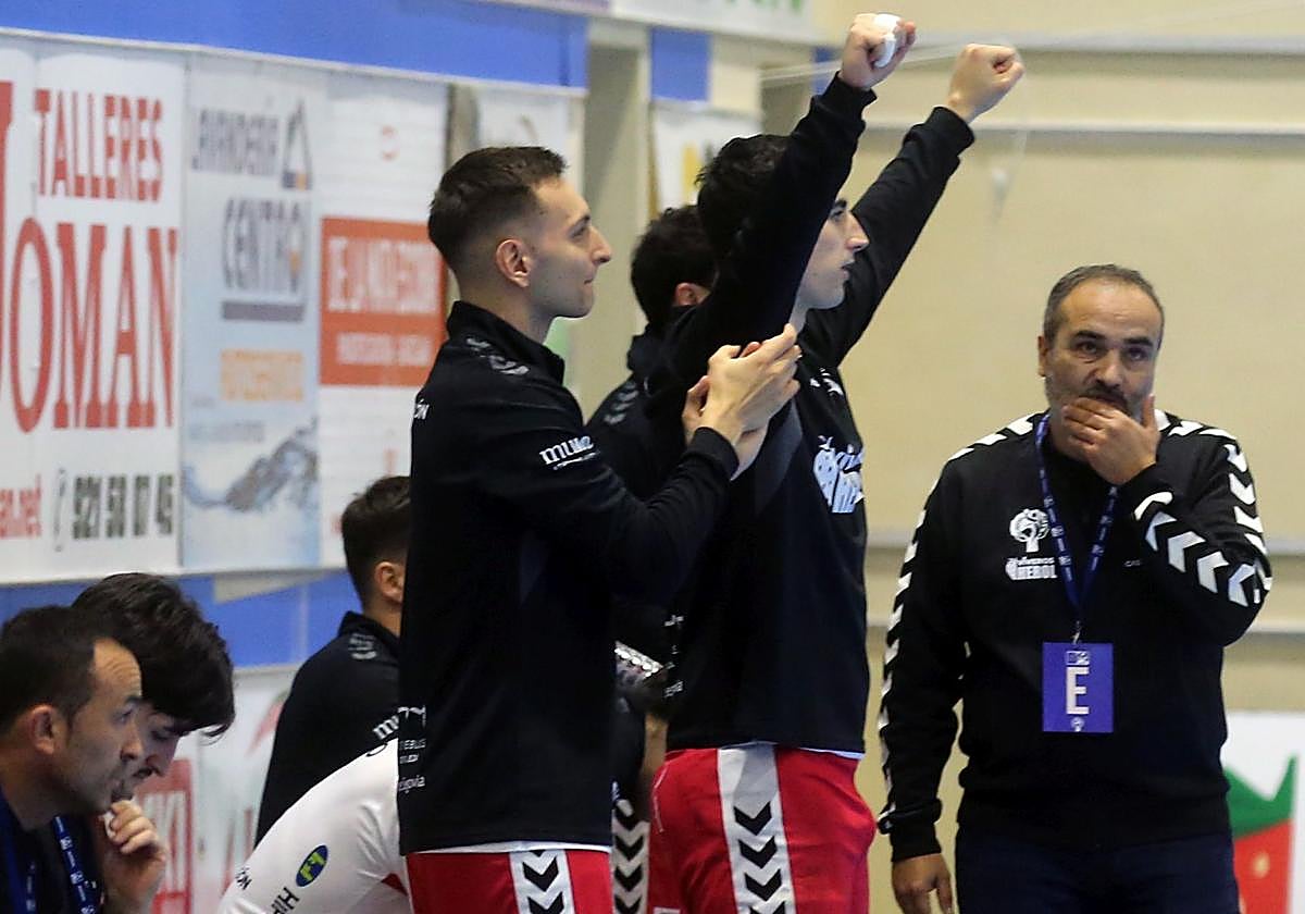 Fotos de la victoria del Balonmano Nava