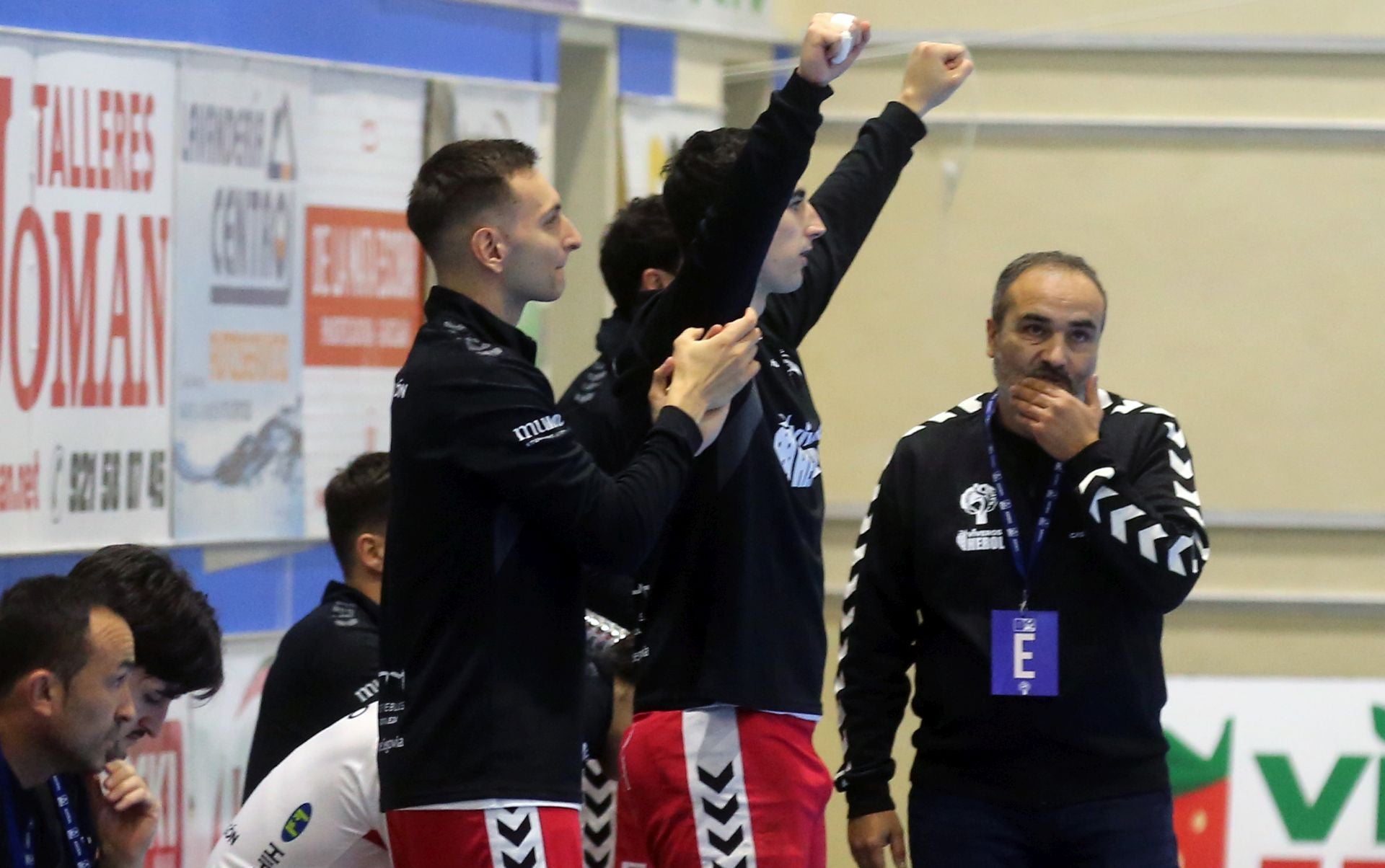 Fotos de la victoria del Balonmano Nava