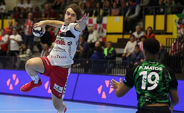 Uno de los lanzamientos de los locales en la primera parte.