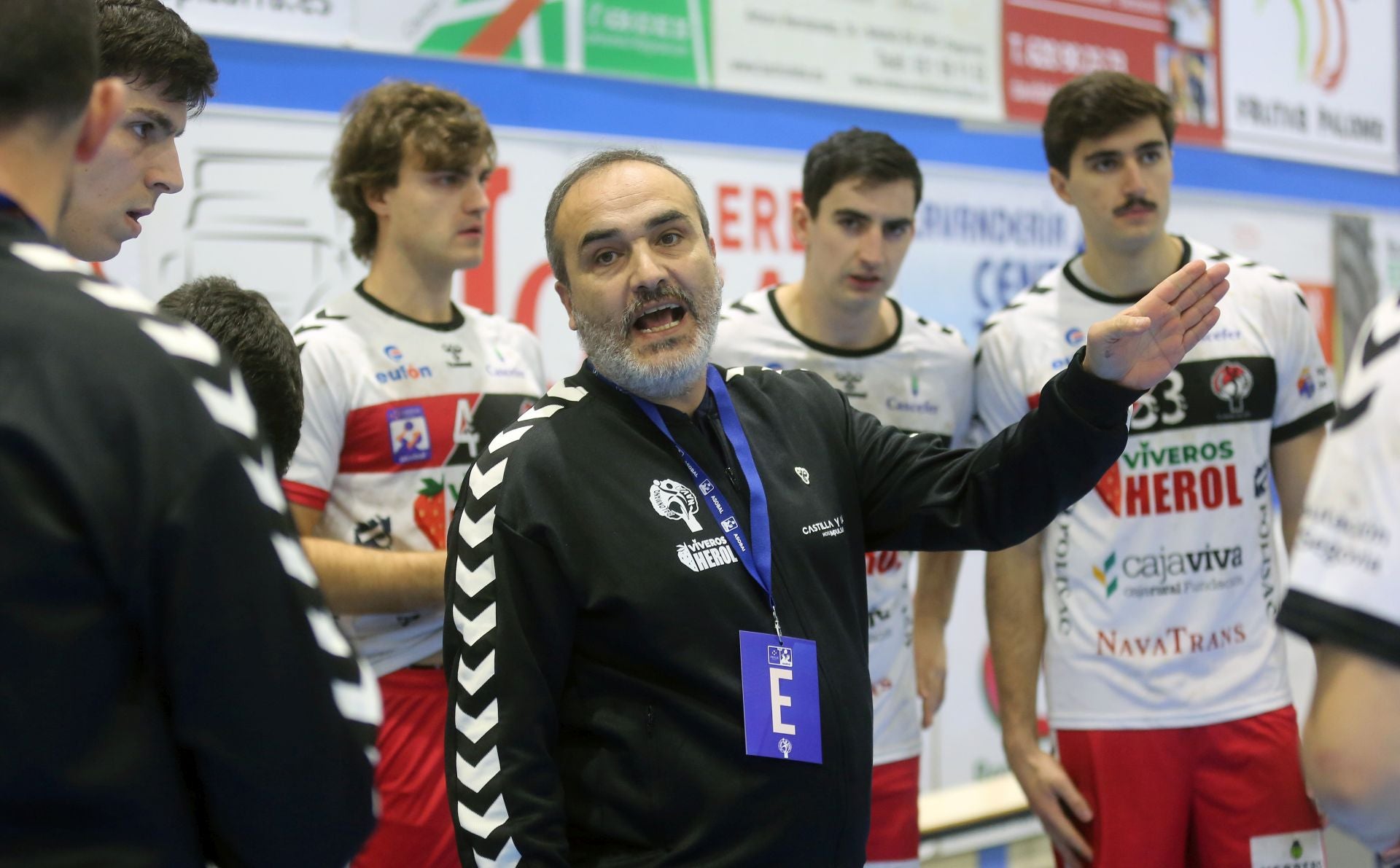 Fotos de la victoria del Balonmano Nava