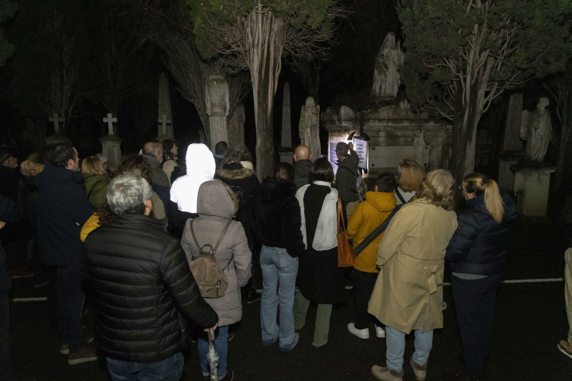 Las imágenes de la ruta guiada en el cementerio de El Carmen