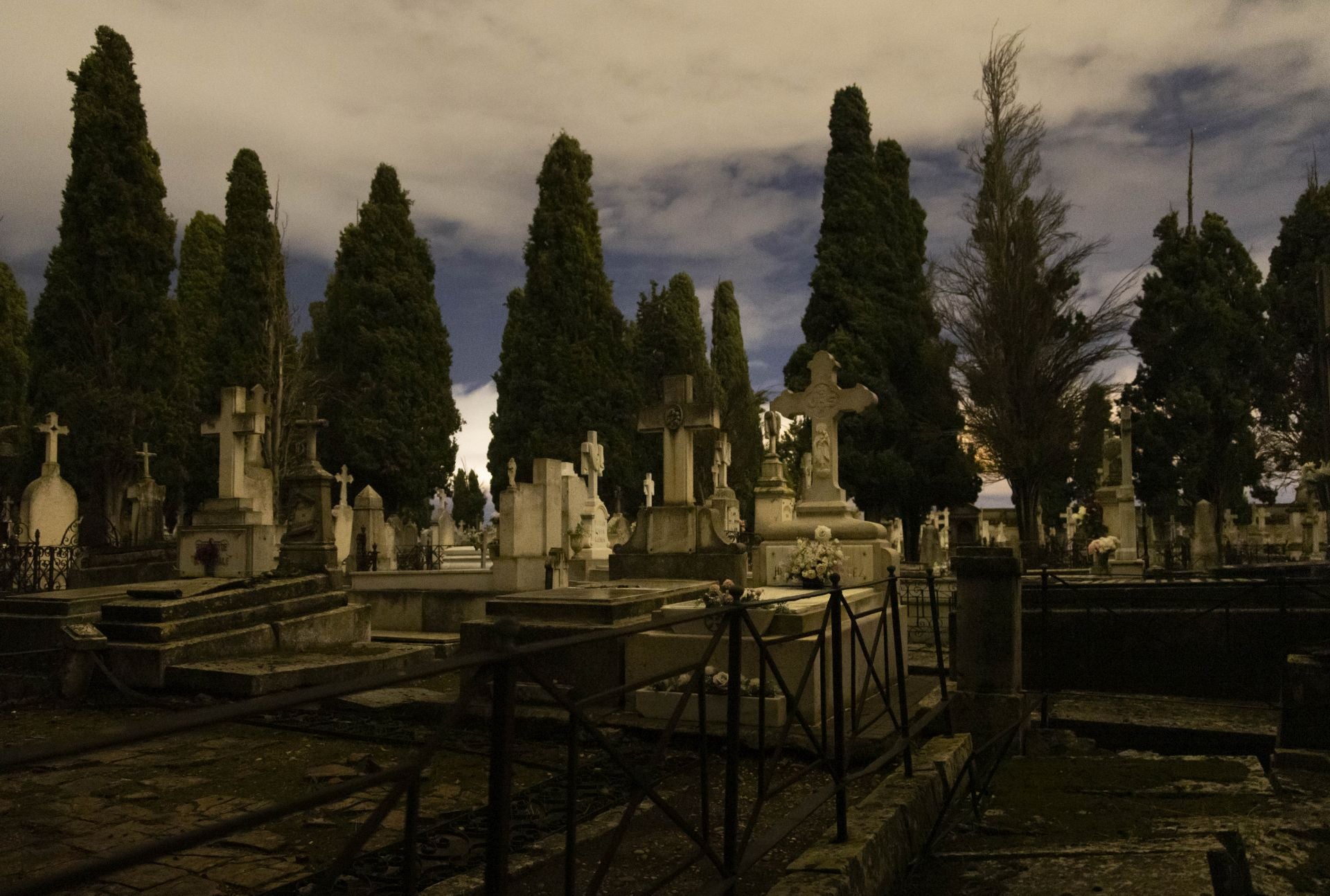Las imágenes de la ruta guiada en el cementerio de El Carmen