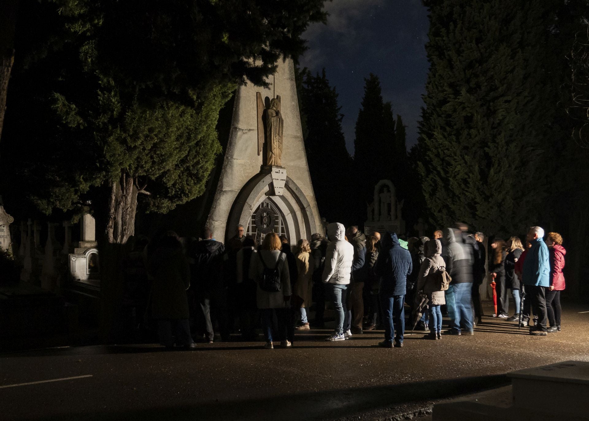 Las imágenes de la ruta guiada en el cementerio de El Carmen