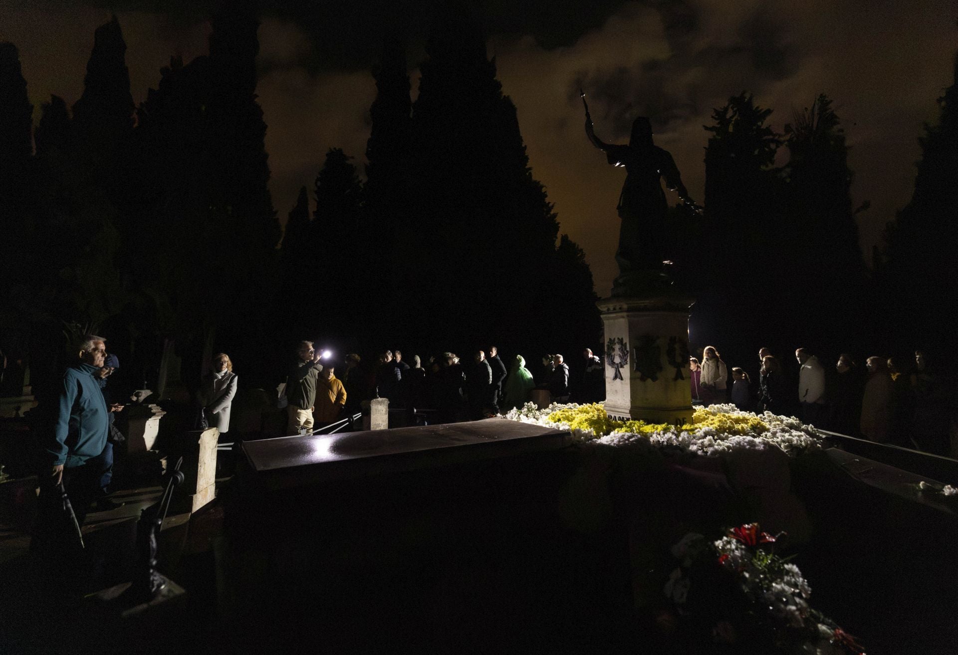 Las imágenes de la ruta guiada en el cementerio de El Carmen