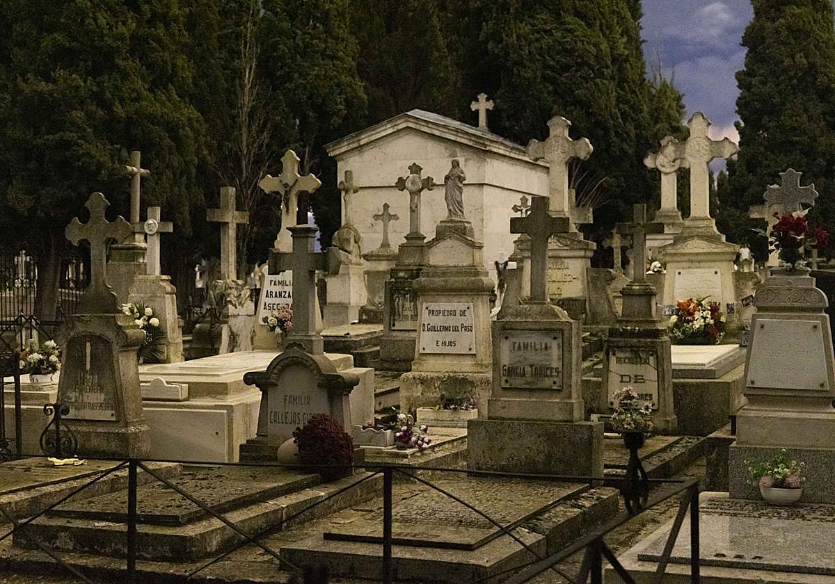 Las imágenes de la ruta guiada en el cementerio de El Carmen