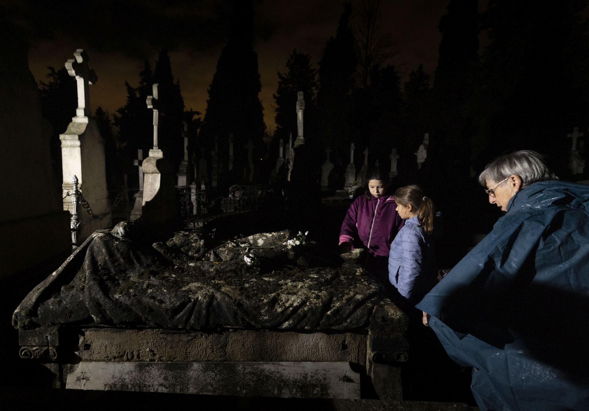 Las imágenes de la ruta guiada en el cementerio de El Carmen