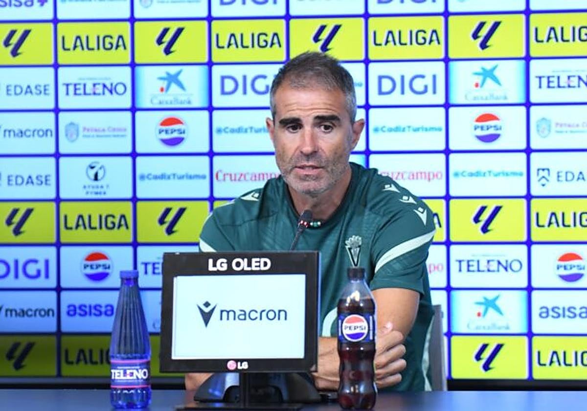 Garitano atiende a los medios de comunicación.