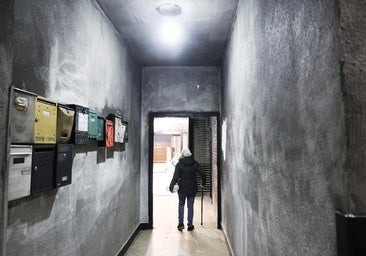 Los vecinos de un portal del centro de Valladolid temen vivir con un pirómano