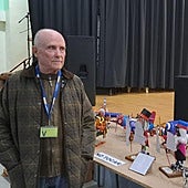 Antonio Tendero en el módulo 9 del Centro Penitenciario con sus maquetas durante la inauguración
