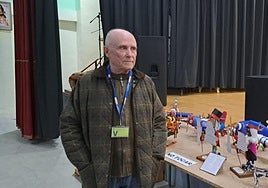 Antonio Tendero en el módulo 9 del Centro Penitenciario con sus maquetas durante la inauguración