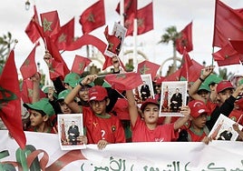 Niños marroquíes celebran el 50 aniversario de la Marcha Verde en El Aaiún.