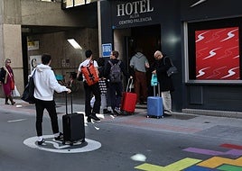 Un grupo de turistas se dispone a registrarse en un hotel de la capital palentina.