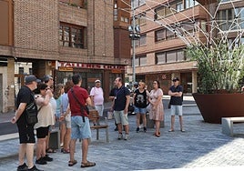 Un guía turístico explica a unos excursionistas el templo de Nuestra Señora de la Calle.