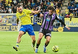 Bueno trata de proteger el balón presionado por Suso.