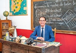 Sabino Herrero, sentado en el pupitre de una escuela de antaño montada en el colegio Modesto Lafuente de Palencia.