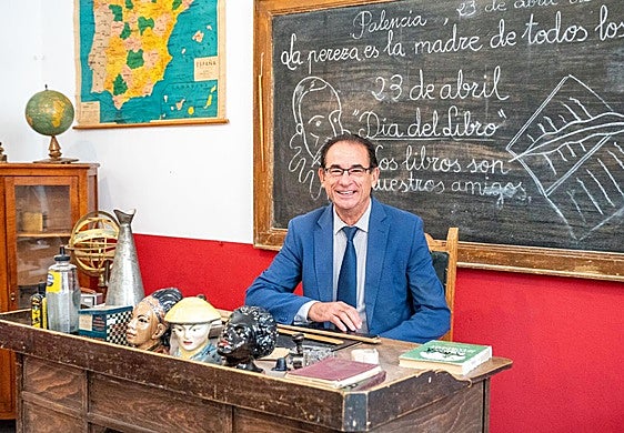 Sabino Herrero, sentado en el pupitre de una escuela de antaño montada en el colegio Modesto Lafuente de Palencia.