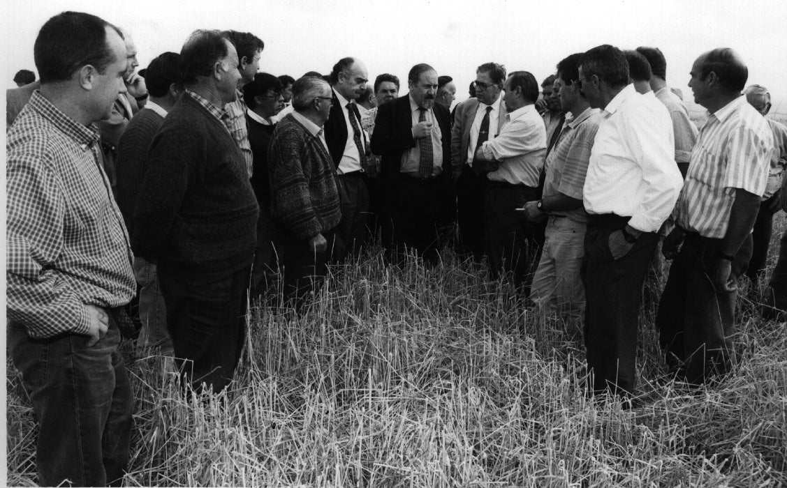 José Valín, consejero de Agricultura, observa los daños causados por una tormenta de granizo en Fresno el Viejo en junio de 1997.