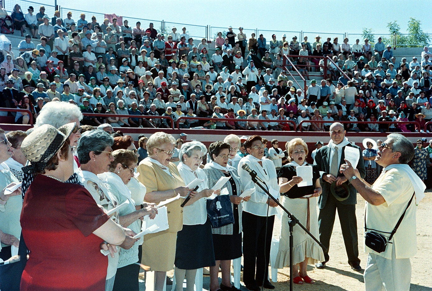 Participantes durante las jornadas de convivencia organizadas por la Federación Provincial de Pensionistas y Jubilados de Valladolid en Fresno. 12 de junio de 2002.