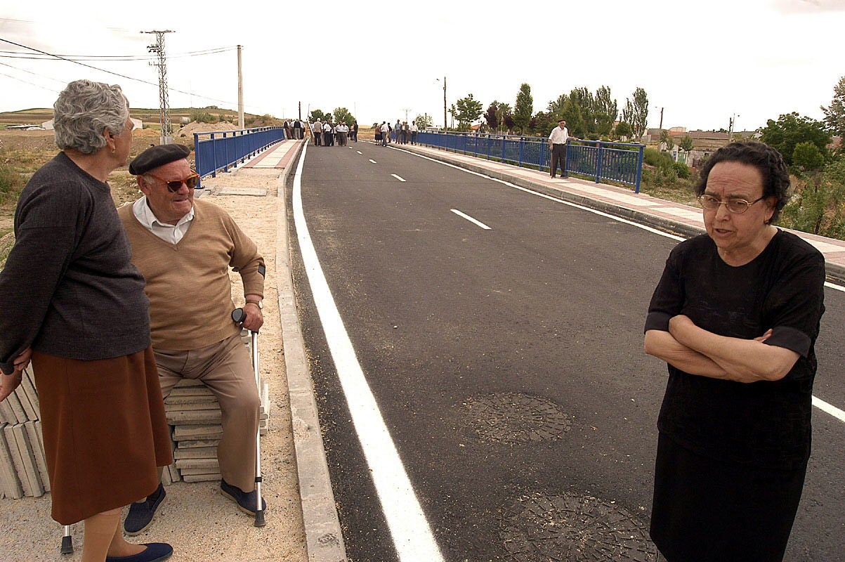 Tres vecinos, durante la inauguración del nuevo puente en la travesía del municipio. 2 de junio de 2003.