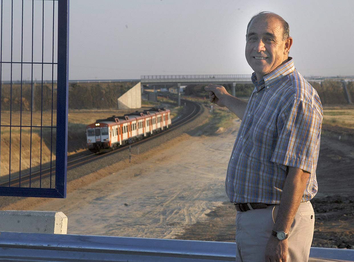 El alcalde de Fresno, Ángel Navarro Benito, señala el puente recién inaugurado en la localidad. 20 de julio de 2005.