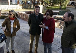 Juan Vicente Cuesta, en el centro, durante la declaración del Jardín Botánico como espacio libre de humo.