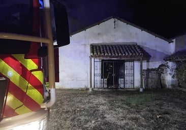 El fuego destroza parte de una vivienda de campo en un pueblo de Zamora