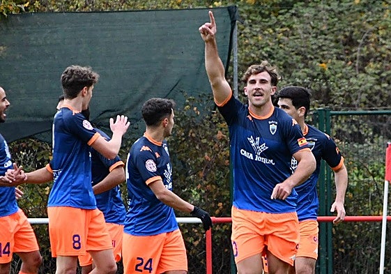 Chatún celebra uno de sus dos goles en Bembibre.