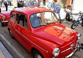 240 coches clásicos toman las calles en Cevico de la Torre