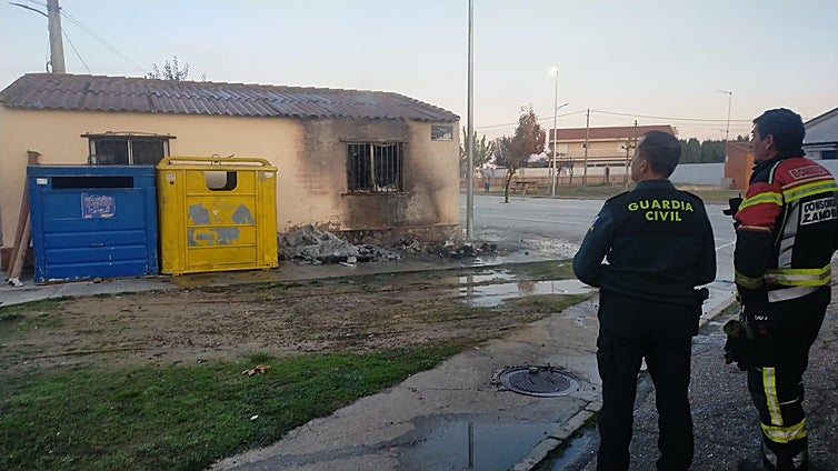 Arden dos contenedores en Morales del Vino y causan daños en una fachada
