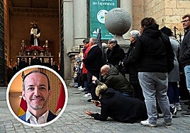 Salida de la procesión de la Catedral de Segovia y el concejal César Martín.