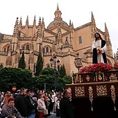 Primeros metros de la procesión extraordinaria del Cautivo de San José, con la Catedral de Segovia al fondo.