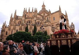 Primeros metros de la procesión extraordinaria del Cautivo de San José, con la Catedral de Segovia al fondo.