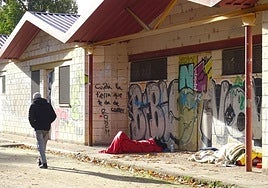 Un hombre pasea por el parque Ribera de Castilla junto al sotechado donde dormían ayer por la mañana dos indigentes en sacos y mantas.