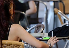 Una mujer fuma en la terraza de un bar del centro de Segovia.