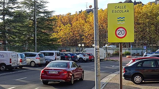 Imagen antes - La nueva señal de 'calle escolar' ante el colegio Tierno Galván y la antigua señal de la calle Manuel Silvela, que durante unos días mostró la regulación de 30 kilómetros por hora, cuando se tapó con un papel.