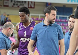El técnico David Barrio, durante el tiempo muerto de un partido.