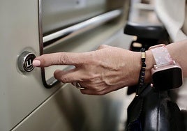 Una mujer utiliza un ascensor en una comunidad de propietarios en una imagen de archivo.
