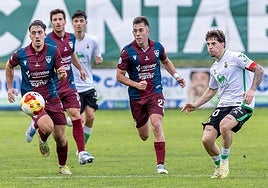 Josep Jaume y Diego Campo presionan a un jugador del Rayo Cantabria.