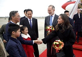 Los Reyes a su llegada al Aeropuerto Internacional de Chengdú.