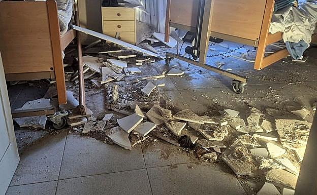 Restos del falso techo en el suelo de la habitación.