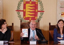 El alcalde de Valladolid, Jesús Julio Carnero, muestra el panfleto de los Presupuestos Participativos, junto a la concejala Mayte Martínez y la directora del área de Participación Ciudadana, Edith García.