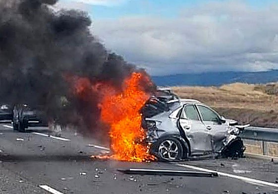 El coche accidentado, en llamas, instantes después del choque contra un camión en la A-601