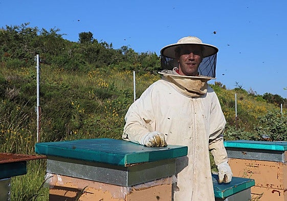 Aitor en su colmenar de Rábanos, Burgos.