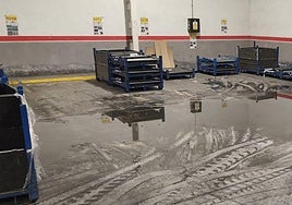 Interior inundado de la nave, donde se aprecian los surcos de las carretillas sobre los excrementos de paloma.