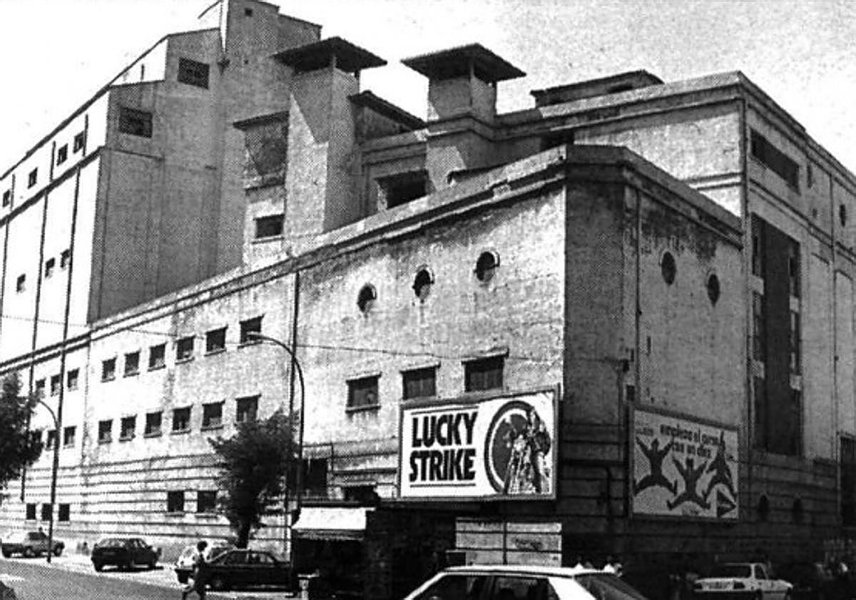 Imagen principal - Arriba, edificio desaparecido de la antigua fábrica de cerveza Cruz Blanca. Abajo, dos momentos de las voladuras de 1991 y 1992, quedando únicamente en pie la chimenea de la cervecera vallisoletana.