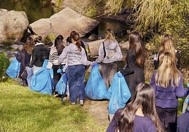 Participantes en la recogida de basura junto al río Eresma.