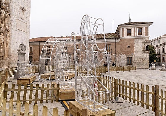 Luces de Navidad frente a la iglesia de San Pablo y el Palacio de Pimentel.