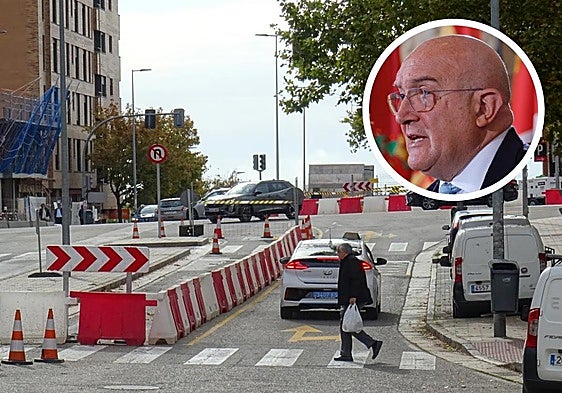 Obras de la red de calor en el tramo de la calle Ciudad de la Habana entre Juan García Hortelano y Manuel Azaña. En detalle, Jesús Julio Carnero, en una imagen de este lunes.