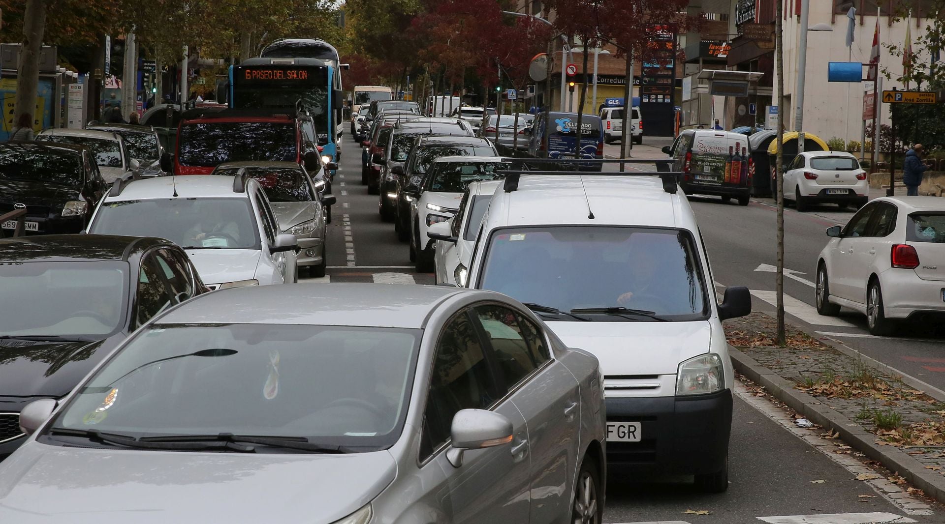 Fotos de los atascos en Ezequiel González por las obras