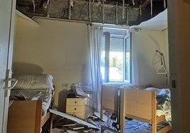 Estado en el que quedó la habitación tras derrumbarse el falso techo.